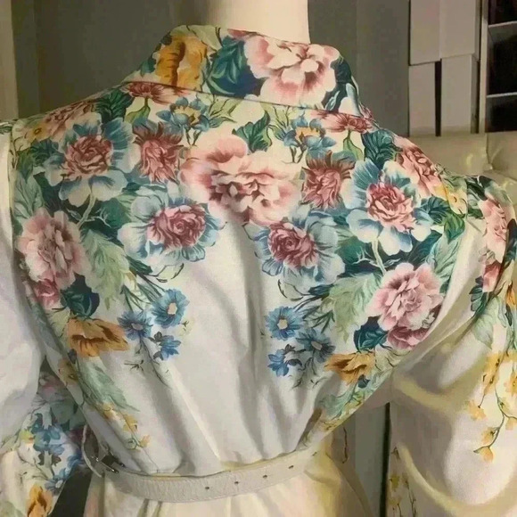 CUTELY COVERED MAXI FLORAL DRESS SIZE MEDIUM.  D9 - Picture 6 of 16